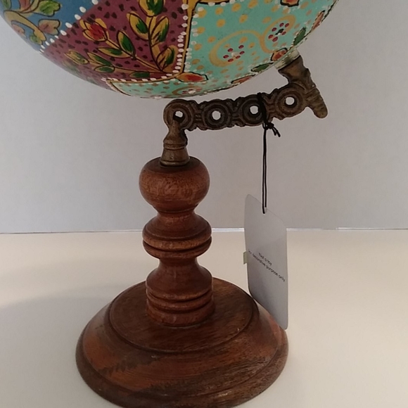 Globe painted ball on stand - Picture 4 of 6